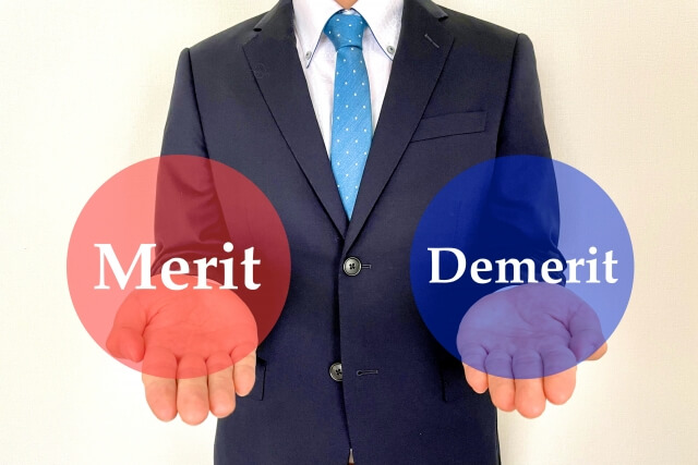 meritとdemeritを持つ手